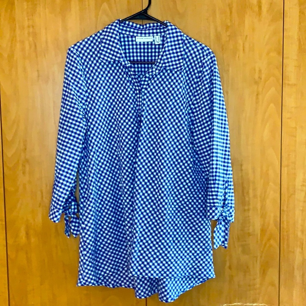 Susan Graver Button down shirt. Blue and white grosgrain print. 1/2 sleeve.